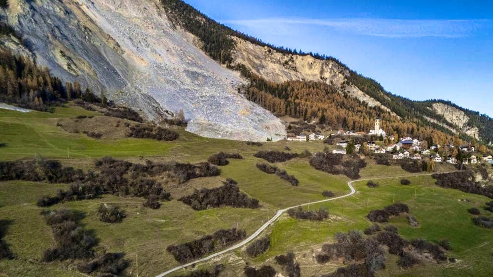 The Graubünden village of Brienz/Brinzauls before the current landslide. The huge cone of debris from the first landslide in June 2023 is clearly visible.