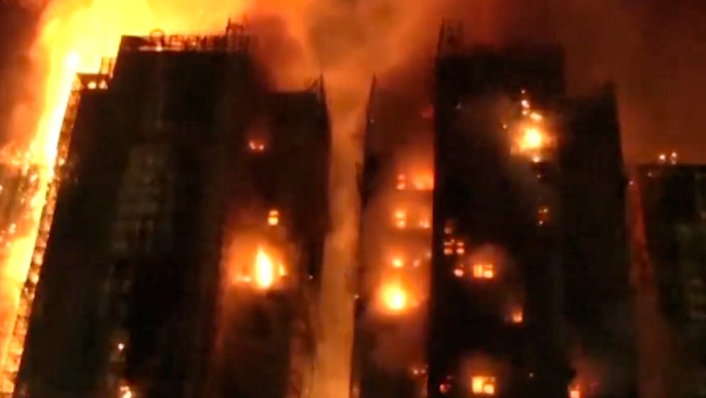 Inferno in Hongkong. Mindestens 128 Tote – Löscharbeiten laufen weiter