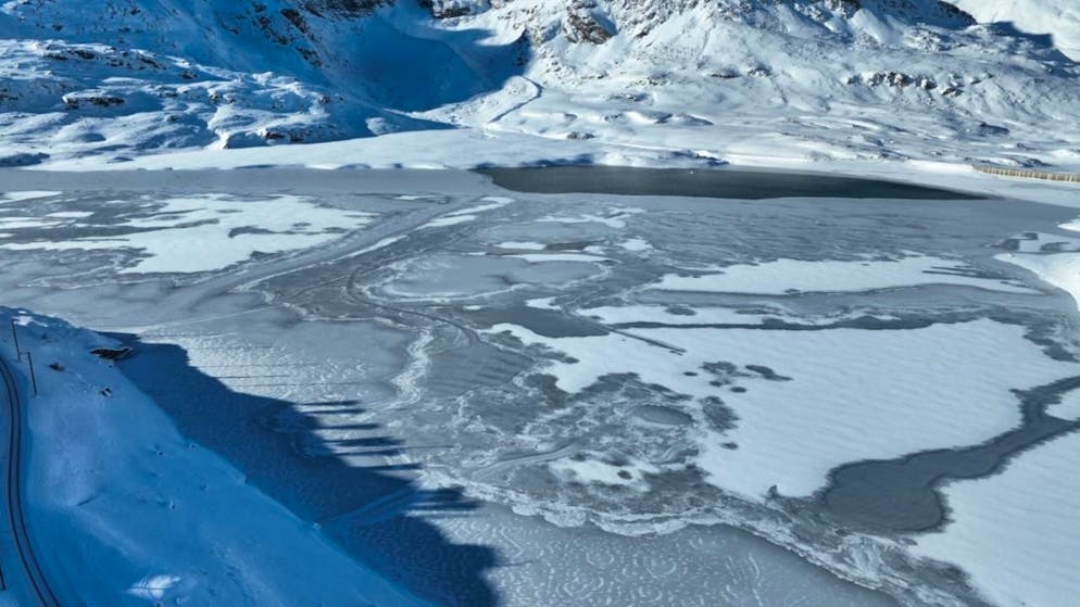 L'homme est tombé dans l'eau du lac partiellement gelé Lago Bianco. Les secouristes n'ont pas pu le réanimer