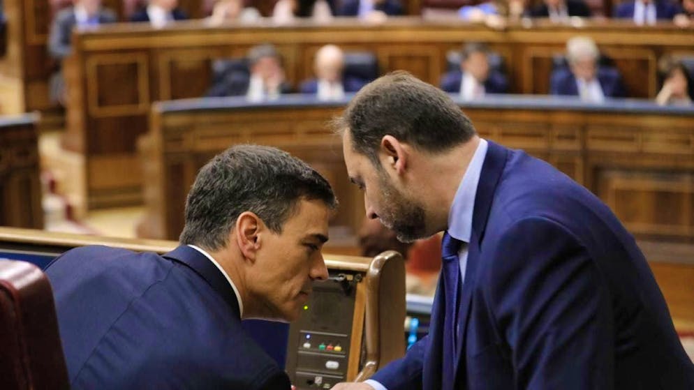 ARCHIVE - José Luis Ábalos (r) speaks with Pedro Sánchez. Photo: Marta Fernández Jara/Europa Press/dpa/Archive image