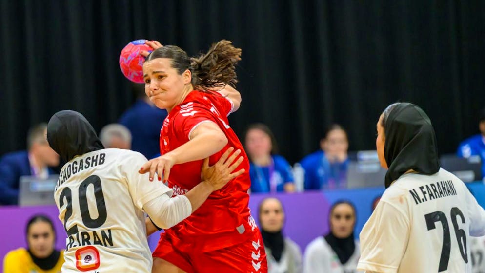 Lea Schüpbach kämpft sich durch die iranische Verteidigungsreihe