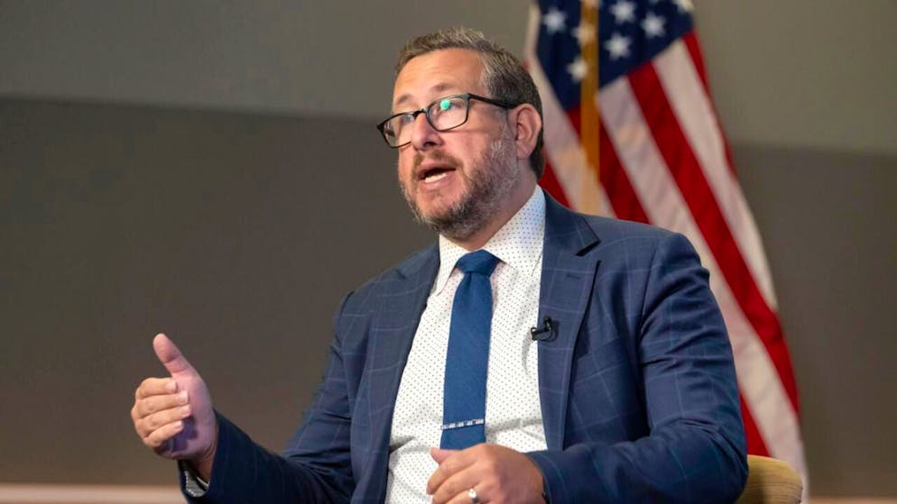 Les Etats-Unis vont réexaminer l'ensemble des "cartes vertes"  de résidents permanents. L'annonce a été faite par Joseph Edlow, le patron de l'USCIS (archives).