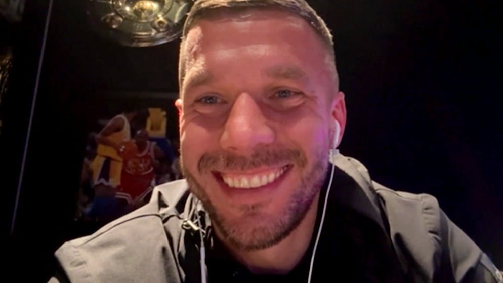 Bayern oder Arsenal?. Lukas Podolski sorgt im Studio bei blue Sport für Lacher