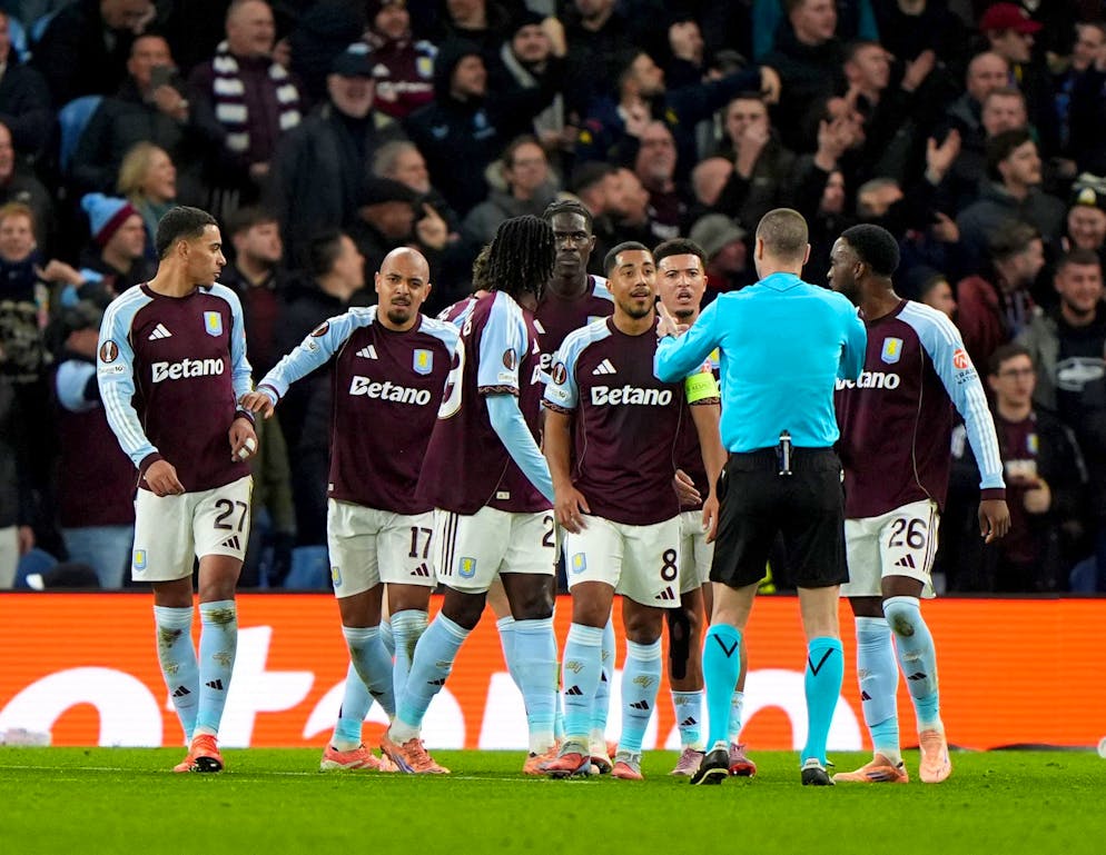 I giocatori dell'Aston Villa parlano con l'arbitro Donyell Malen.