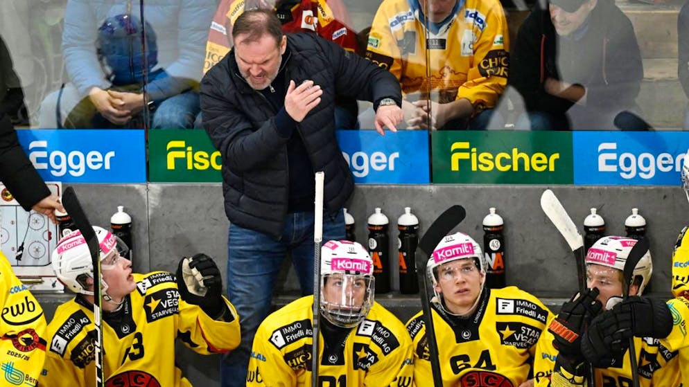 SCB-Cheftrainer Heinz Ehlers gibt Anweisungen an seine Spieler