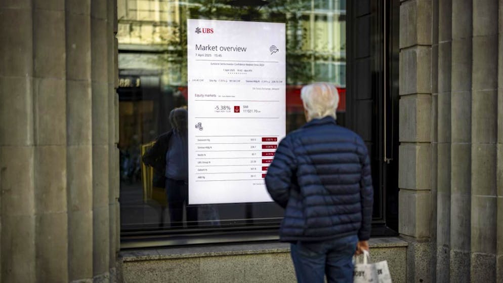Un pensionato osserva l'andamento della borsa (foto d'archivio)