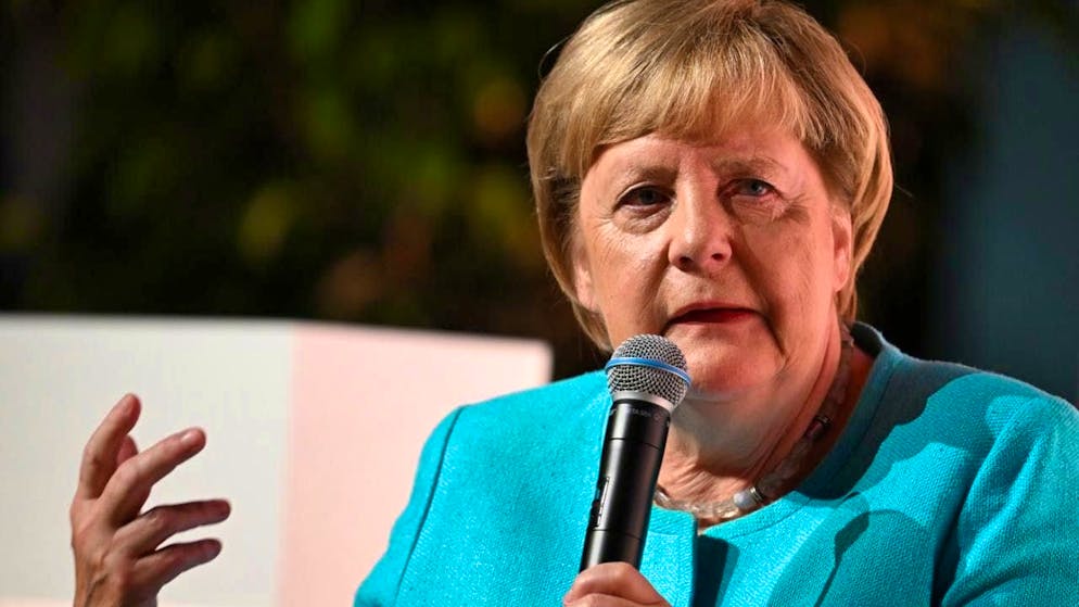 ARCHIVE - Former German Chancellor Angela Merkel (CDU) speaks to an audience during a live interview with the "Augsburger Allgemeine" newspaper. Photo: Angelika Warmuth/dpa