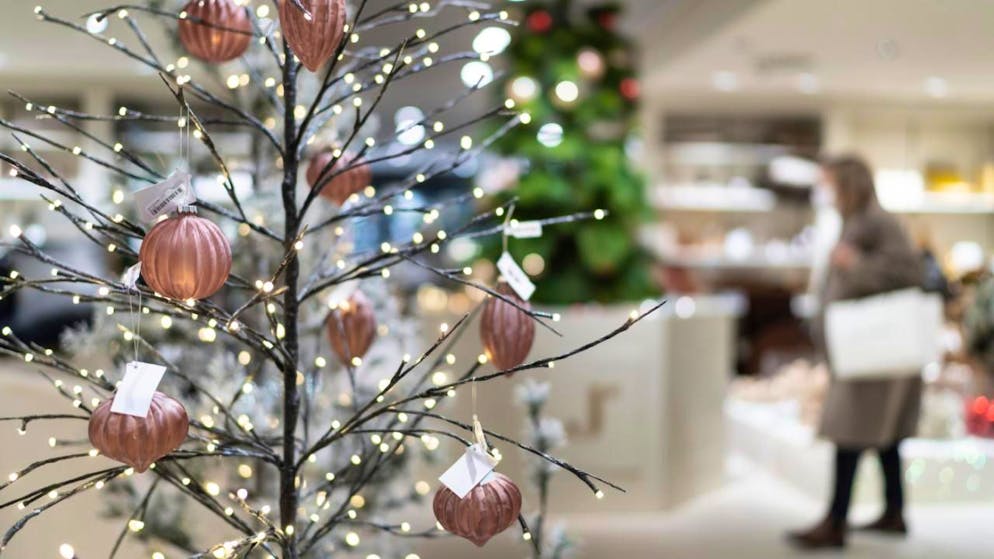 Die Konsumstimmung in Deutschland hellt sich etwas auf. Der Konsumklima-Indikator für Dezember stieg im Vergleich zum Vormonat leicht um 0,9 Zähler auf minus 23,2 Punkte, was Stabilität für das Weihnachtsgeschäft verspricht. (Archivbild)