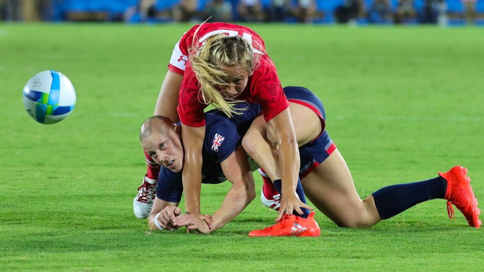 Heather Fisher (sotto, placcata dalla canadese Natasha Watcham-Roy in un match valido per le Olimpiadi di Rio 2016.