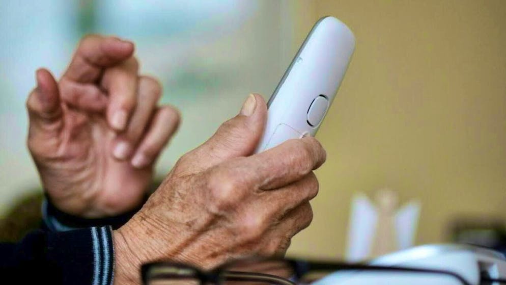 A grandchild fraudster has been sentenced to prison by the District Court of Aarau. Ten years ago, he swindled one million francs from bona fide victims in eleven cases. The Pole, a member of a Roma clan, was remorseful in court. (symbolic image)