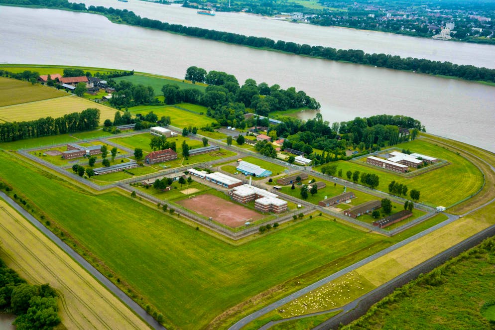 The suspect is said to be serving time in this youth prison. Hahnhöfersand is an Elbe island in Hamburg.