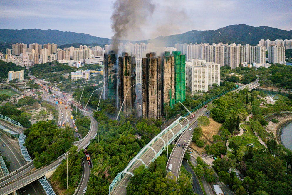 Feu à Hong Kong. epa12551666 De la fumée s'échappe d'un appartement en feu dans le quartier de Tai Po à Hong Kong, en Chine, le 27 novembre 2025. L'incendie, qui a débuté le 26 novembre, a fait au moins 44 morts et 279 disparus. EPA/LEUNG MAN HEI