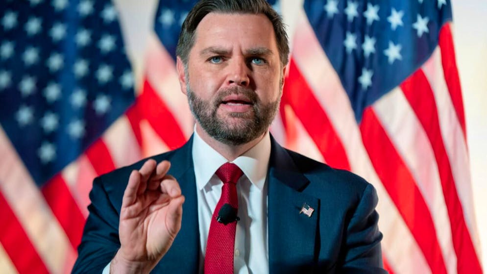 US-Vizepräsident JD Vance spricht mit dem Leiter des Washingtoner Büros von Breitbart News im Andrew W. Mellon Auditorium in Washington. Foto: Julia Demaree Nikhinson/AP/dpa