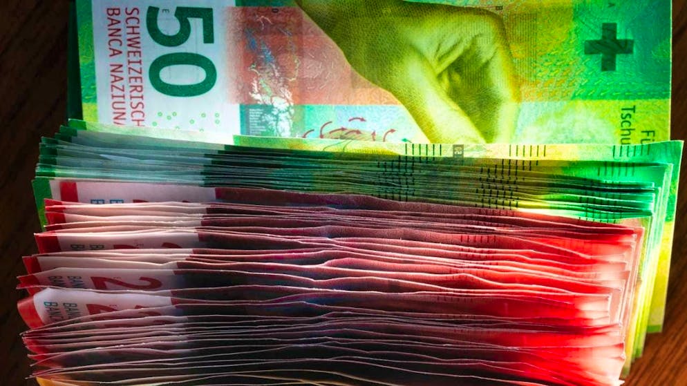 People in German-speaking Switzerland are able to put more money aside than people in French-speaking Switzerland. Financial satisfaction is also lower in French-speaking Switzerland, as a new study by Bank Cler shows. (symbolic image)