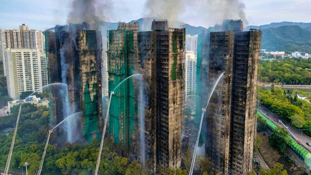 At least 44 dead: Hong Kong mourns major fire victims - Gallery. Almost 20 hours after the fire broke out, the emergency services were still battling the flames. 