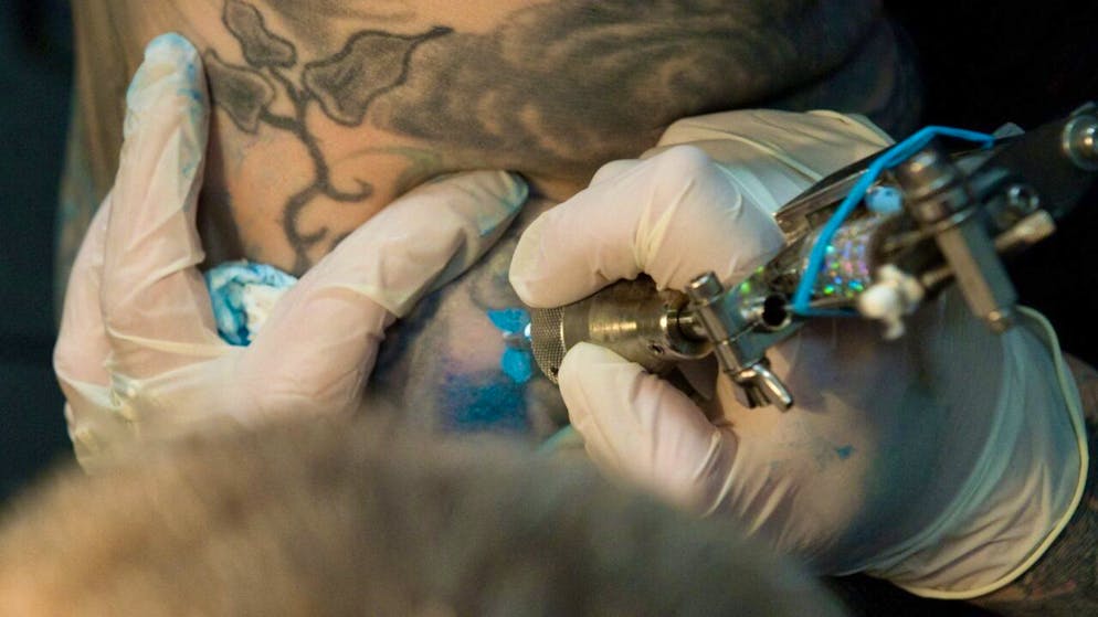 L'encre des tatouages demeure longtemps piégée dans le système immunitaire (image d'illustration).