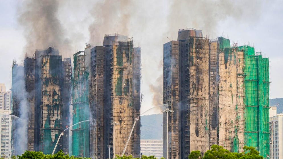 È drammatico il bilancio dell'incendio di Hong Kong.
