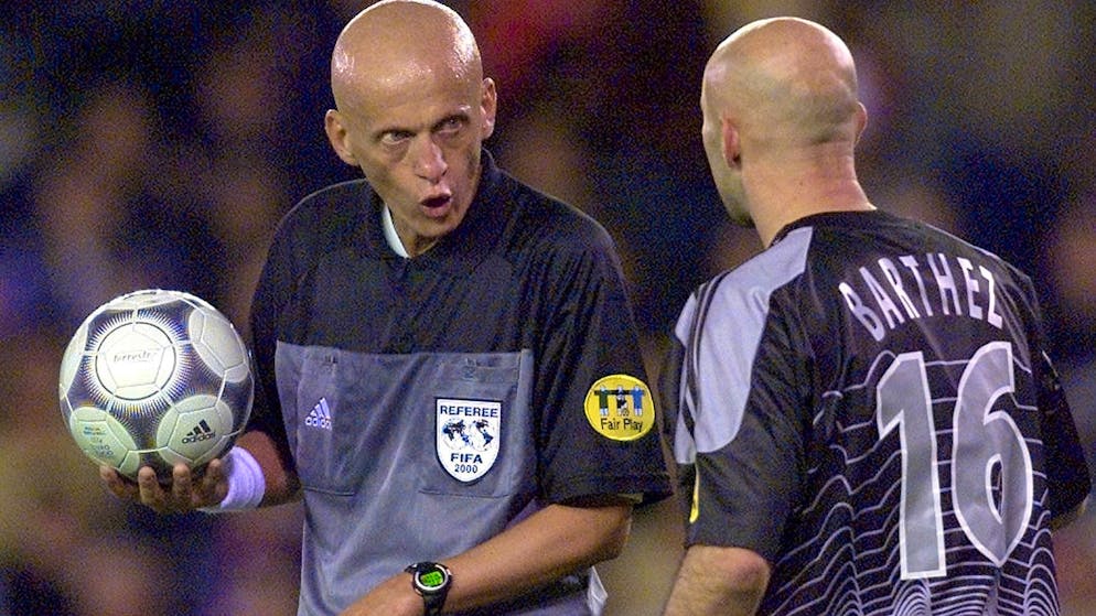 Pierluigi Collina durante i quarti di finale di Euro 2000