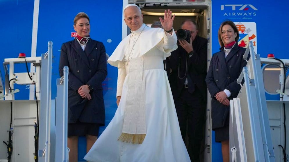 Papst Leo XIV. winkt, als er am Flughafen Fiumicino in ein Flugzeug steigt, das ihn zu einer sechstägigen Reise in die Türkei und den Libanon bringen soll. Foto: Alessandra Tarantino/AP/dpa