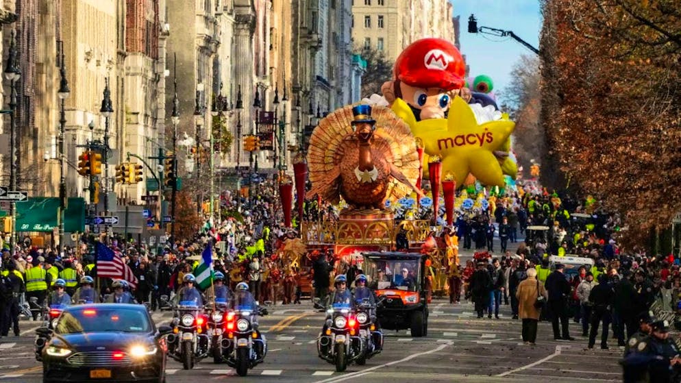 The Tom Turkey float makes its way down Central Park West to kick off the Macy's Thanksgiving Day Parade. Photo: Eduardo Munoz Alvarez/AP/dpa