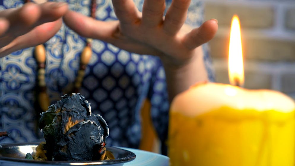 L'homme arrêté et ses deux complices auraient exploité plusieurs sites internet sur lesquels ils proposaient leurs services ou rituels en tant que «médiums», «guérisseurs» ou «marabouts». (image prétexte)