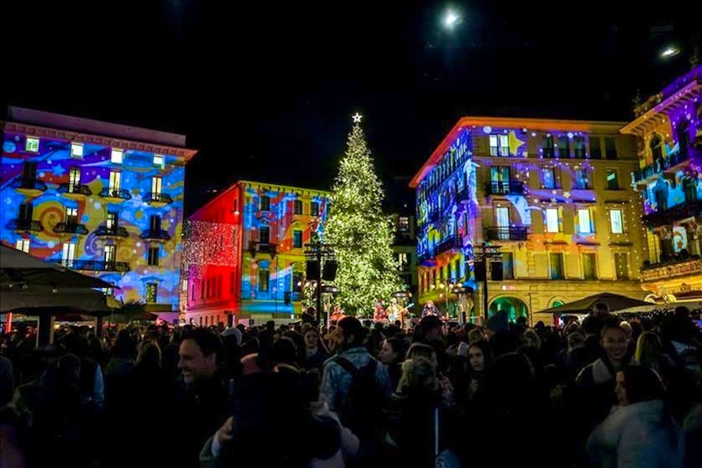L'albero acceso in piazza