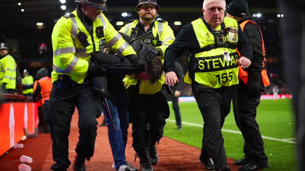 YBs Endspurt gegen Aston Villa nicht belohnt - Gallery. Ein YB-Anhänger wird während des Spiels aus dem Stadion