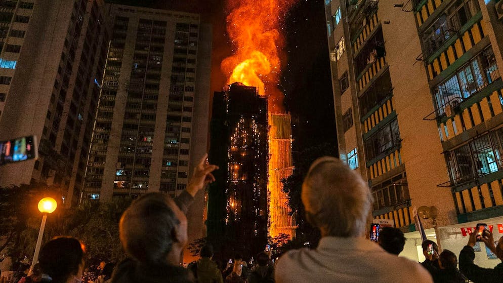 At least 44 dead: Hong Kong mourns major fire victims - Gallery. Hundreds of people had to seek shelter in emergency shelters. 