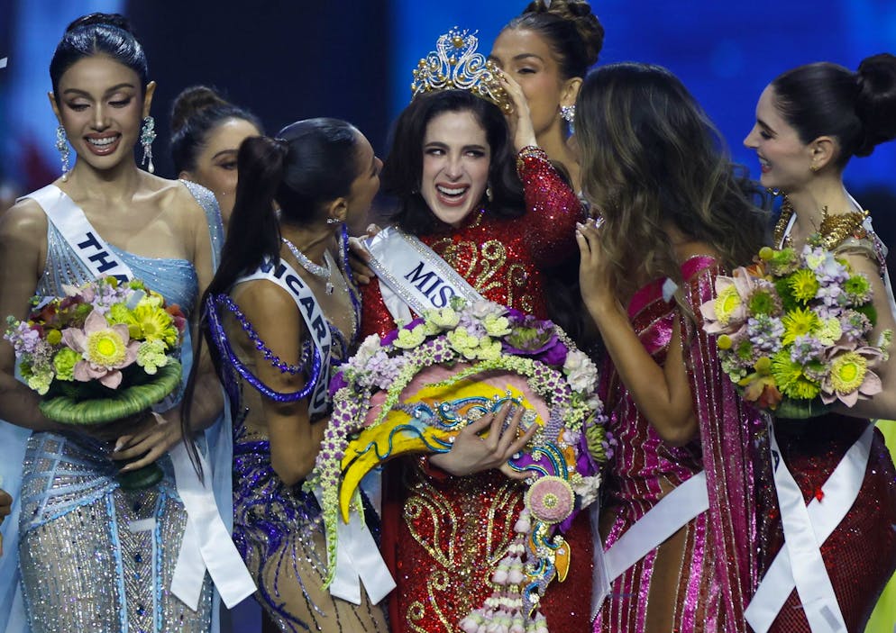 Miss Mexique Fatima Bosch (C) jubile avec ses camarades après avoir été couronnée Miss Univers 2025 lors du 74e concours Miss Univers 2025 à l'Impact Challenger Hall, dans la province de Nonthaburi, à la périphérie de Bangkok, en Thaïlande, le 21 novembre 2025.