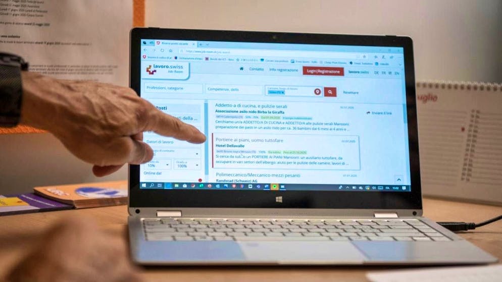 The economic slowdown in Switzerland is having an impact on the labor market. According to the personnel service provider Adecco, the shortage of skilled workers has decreased significantly for the second year in a row. (Symbolic image of a job consultation at the RAV)