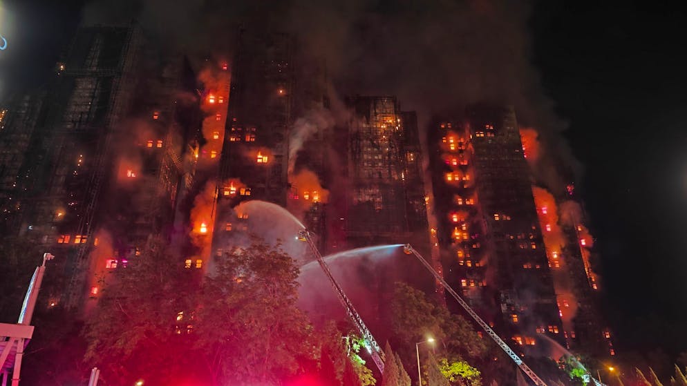 Mindestens 44 Tote: Hongkong trauert um Grossbrand-Opfer - Gallery. Die Flammen hatten sich über das Bambusgerüst rasant ausgebreitet. 