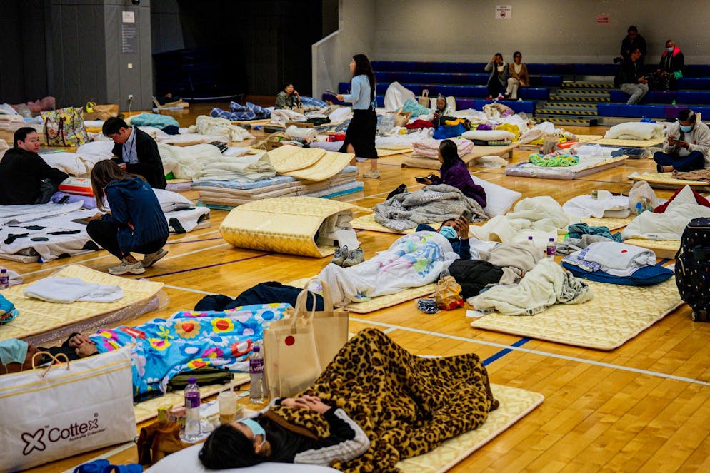 Feu à Hong Kong. Les personnes touchées par l'incendie d'un immeuble dans le district de Tai Po se reposent dans un refuge d'urgence, à Hong Kong, en Chine, le 27 novembre 2025.