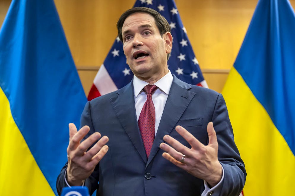 M. Rubio s'est lui-même retrouvé au centre de la polémique le week-end dernier, contraint de clarifier avant son départ pour les négociations de Genève dimanche, convoquées dans l'urgence, que le plan en 28 points émanait bien des Etats-Unis.