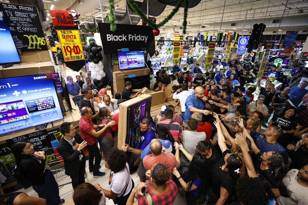 So schön: Konsum-Soldaten liefern sich am Black Friday eine Rabattschlacht in Sao Paulo in Brasilien.