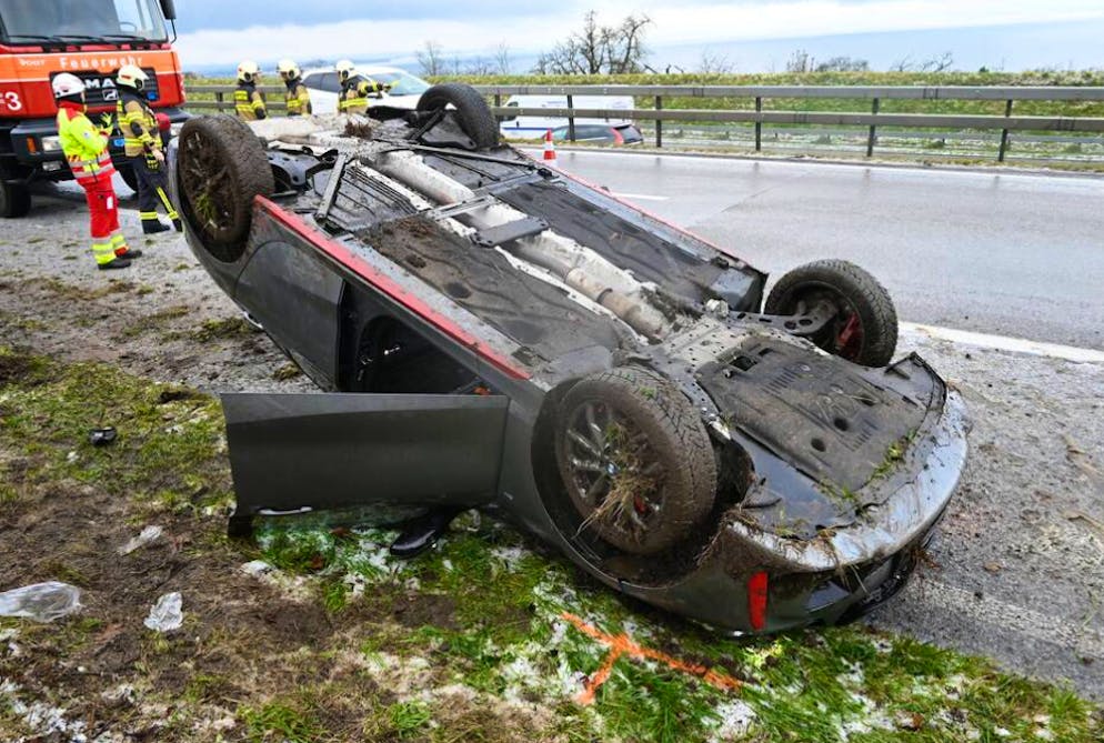Der 25-jährige Fahrer wurde bei dem Unfall schwer verletzt. 