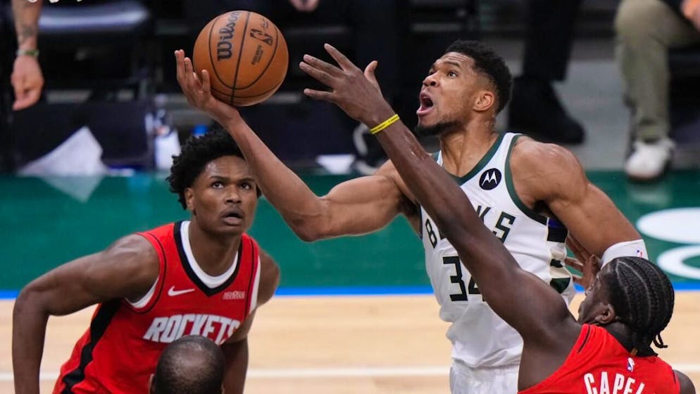 Clint Capela macht dem Gegenspieler das Leben schwer (Archivaufnahme)