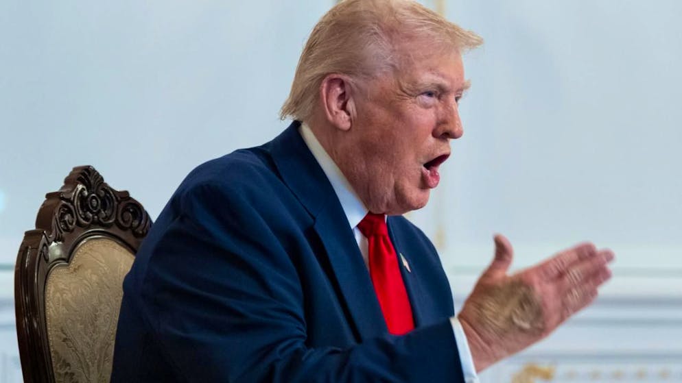 Präsident Donald Trump spricht von seinem Anwesen Mar-a-Lago per Video zu den Truppen. Foto: Alex Brandon/AP/dpa