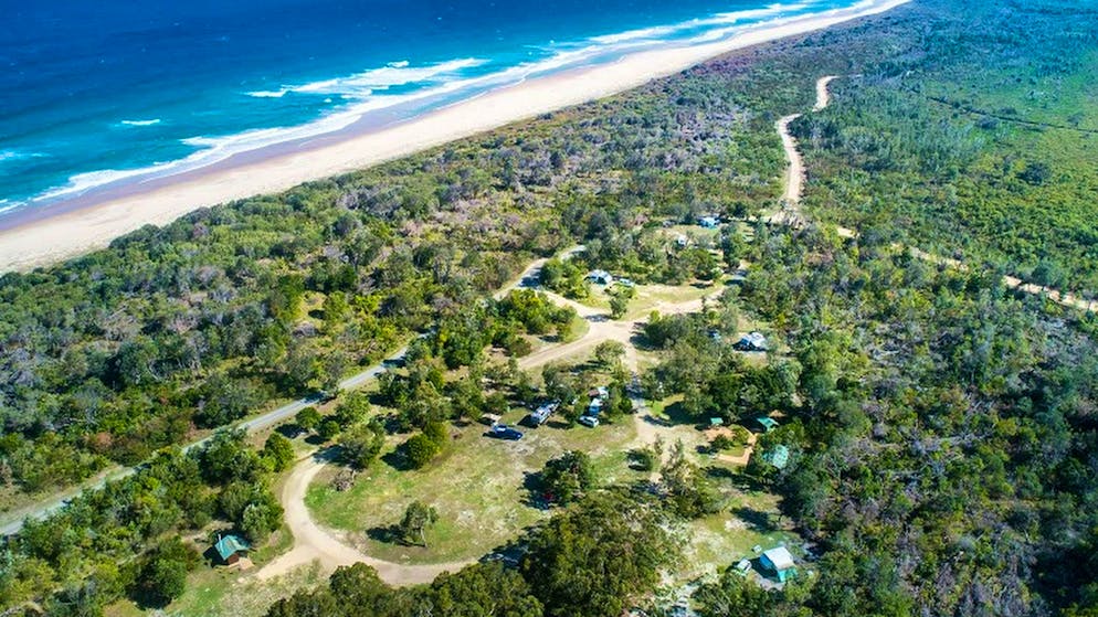 La plage où a eu lieu la tragédie est isolée, mais elle est très appréciée des baigneurs.
