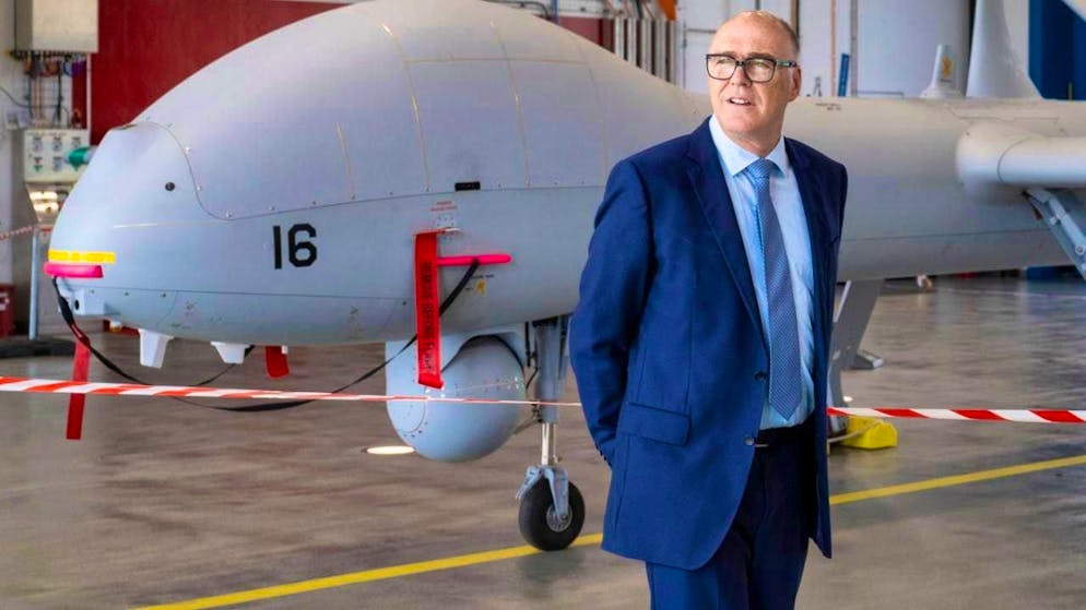Defense Minister Martin Pfister with a drone from the reconnaissance drone system 15 (ADS-15). (archive picture)