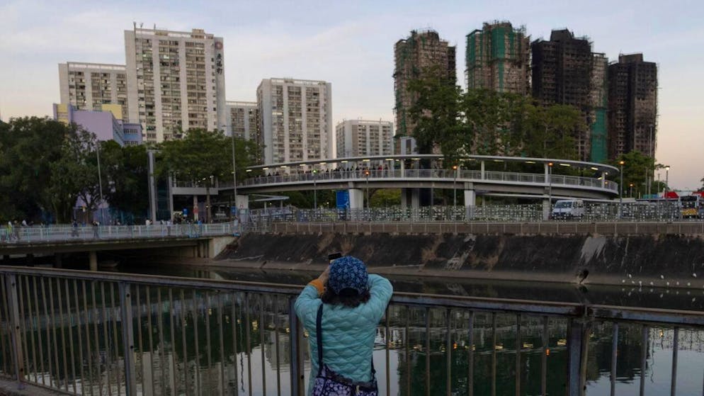 Si attiva anche la giustizia nel drammatico incendio di Hong Kong.