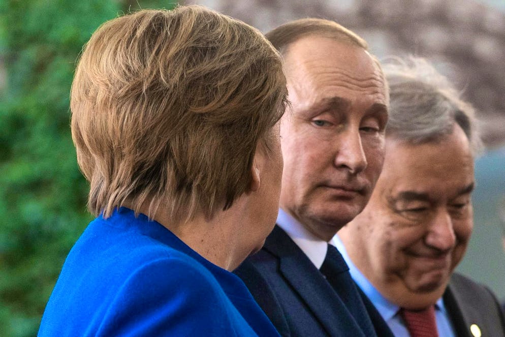 Angela Merkel and Vladimir Putin (center) in Berlin in January 2020.