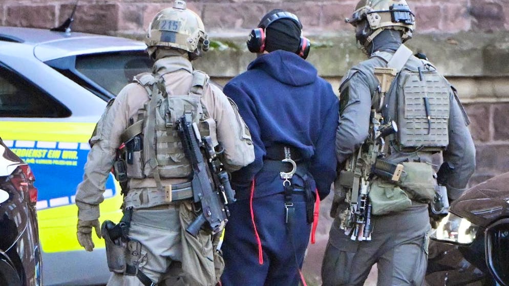 dpatopbilder - Eine Person wird von einem Hubschrauber zu einer Wagenkolonne geführt. Ein mutmaßlicher Drahtzieher der Anschläge auf die Nord-Stream-Gasleitungen soll von Italien nach Deutschland überstellt werden. Er soll am folgenden Freitag dem Ermittlungsrichter des Bundesgerichtshofs in Karlsruhe zur Haftprüfung vorgeführt werden. Foto: Uli Deck/dpa