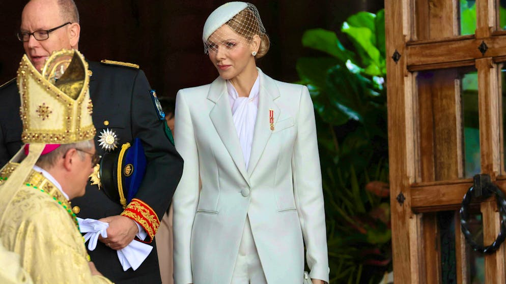 On the occasion of the Monegasque national holiday on November 19, Charlène of Monaco wore a white trouser suit with a flared blouse.