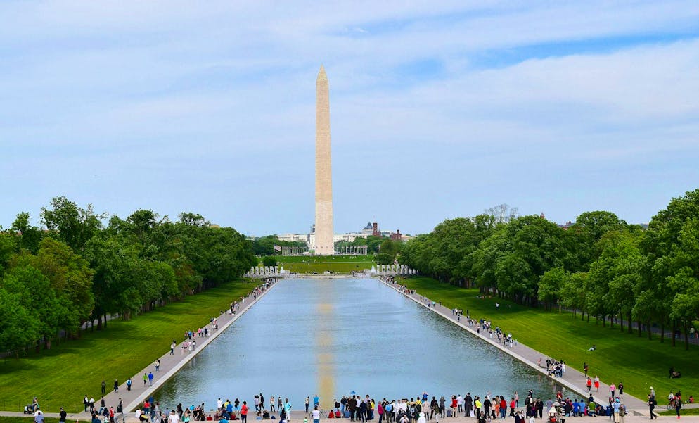View of the reflecting pool from the Lincoln Memorial. In the background: the Washington Monument.