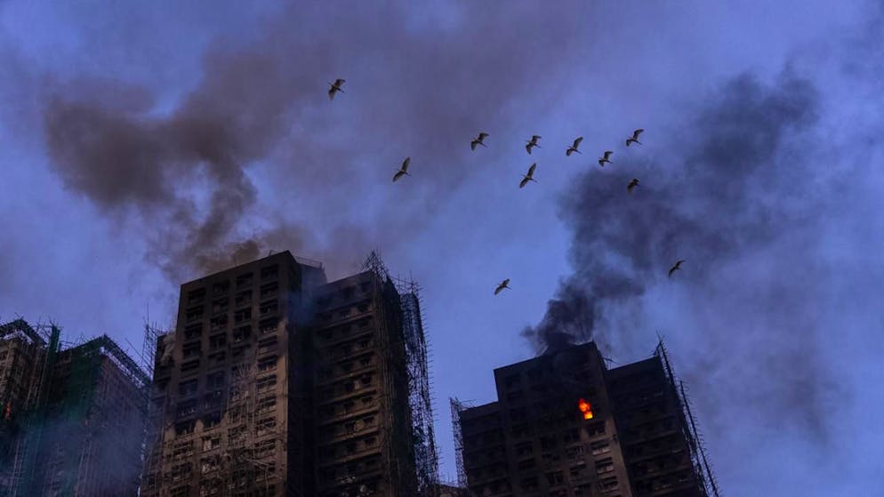 Encore des dizaines de disparus. Incendie de Hong Kong: 128 morts selon un nouveau bilan