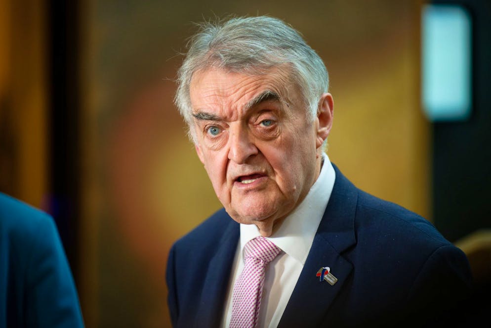 Ermittler: Schuss auf bewaffnete Zwölfjährige im Treppenhaus - Gallery. Innenminister Reul will nun den Austausch mit Gehörlosen-Verbänden suchen.