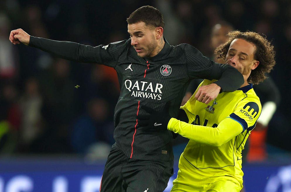 Lucas Hernandez expulsé en fin de match après un coup de coude sur Xavi Simons.