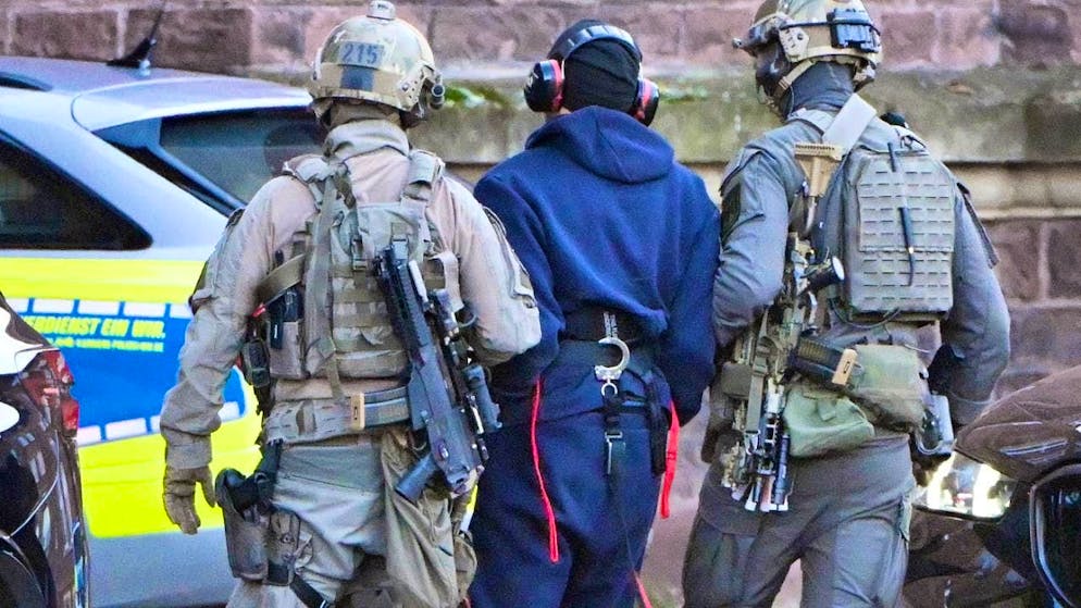 dpatopbilder - A person is led by a helicopter to a motorcade. A suspected mastermind of the attacks on the Nord Stream gas pipelines is to be transferred from Italy to Germany. He is to be brought before the investigating judge of the Federal Court of Justice in Karlsruhe the following Friday for trial. Photo: Uli Deck/dpa