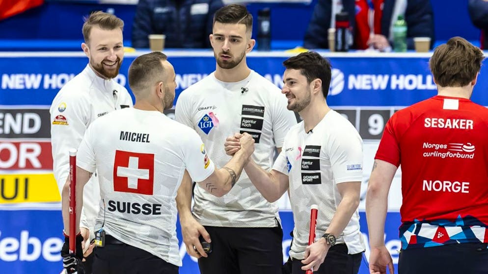 Das Schweizer Team mit Skip Yannick Schwaller (ganz links), Sven Michel, Pablo Lachat-Couchepin und Benoît Schwarz-Van Berkel stehen im EM-Final
