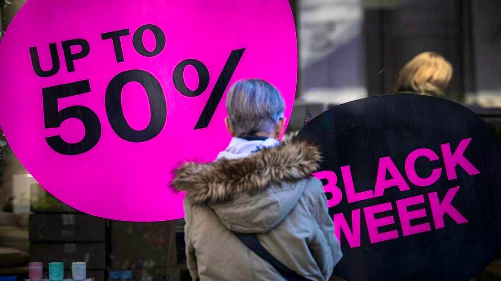 31 percent off a lamp, 45 percent off a tablet, 50 percent off a cell phone subscription: retailers advertise Black Friday with some big discounts. (symbolic image)